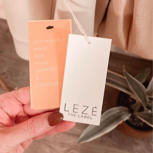 LEZE the Label Crew Neck in Oat - Picture 3 of 5